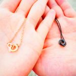 付き合いたてのカップルにおすすめの“ペアアクセサリー”ってどれ?