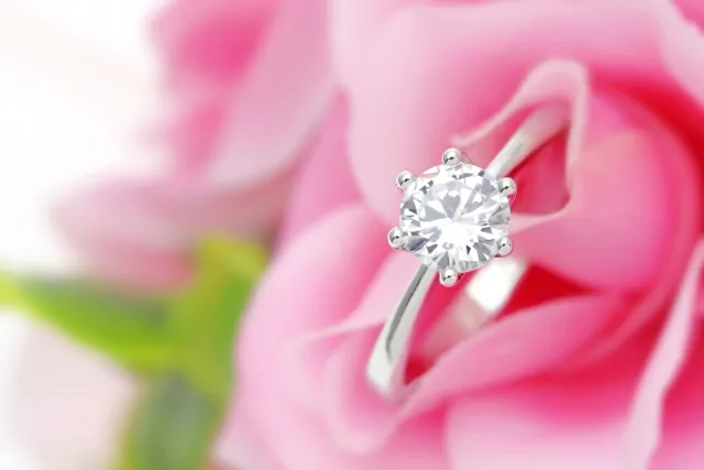 【やっぱり憧れ♪】ダイヤを使用した婚約指輪【徹底解説】