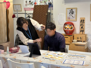 眉カットの黄金比について説明中