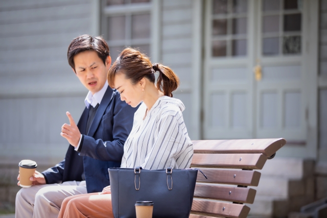 喧嘩中の男女の画像