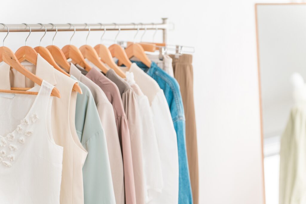 カジュアルな服装のワードローブ画像