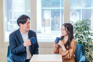 お見合いをする男女の画像