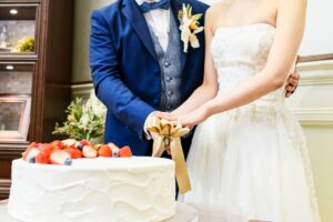 結婚した男女の結婚式の写真