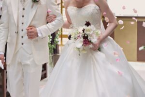 結婚した男女の結婚式の写真