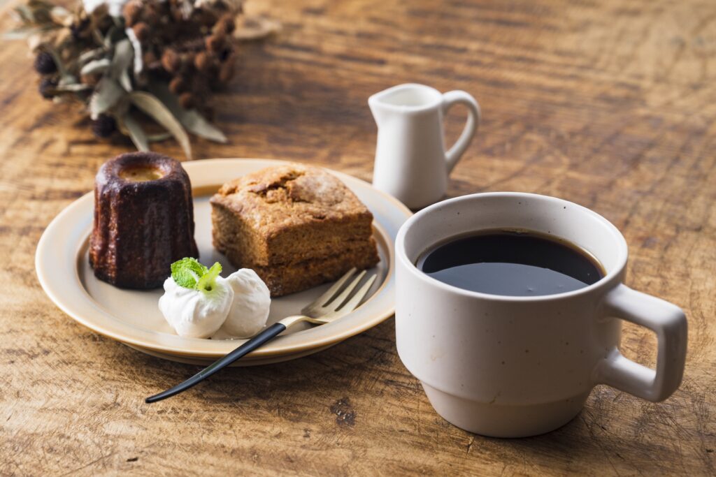 コーヒーとスイーツの画像
